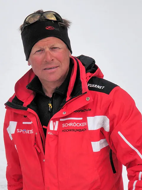 Josef Staggl in der roten Jacke der Schneesportschule